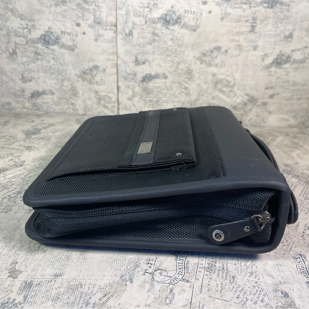 Franklin Covey - Friday Binder - Nylon Zipper with Handles (Classic, Black)